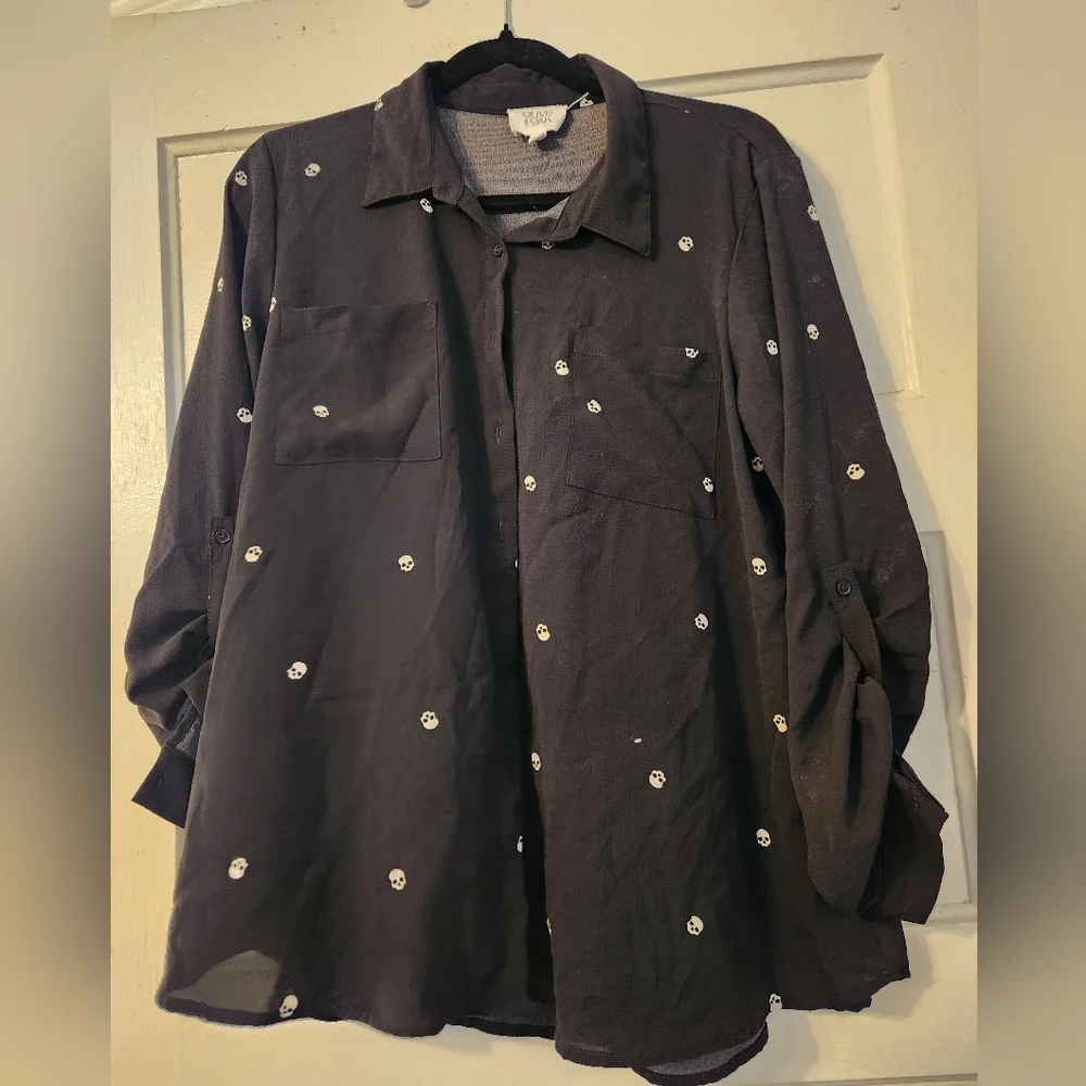 Skull Pattern Women's Shirt, Black Button Down Shirt, Sz Large, Goth Olive & Oak - Picture 1 of 8